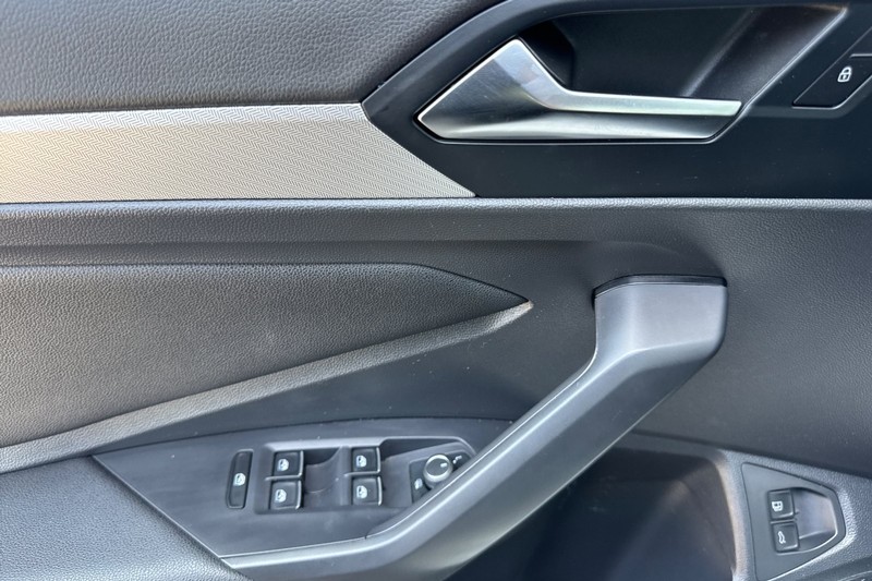 Volkswagen Jetta Vehicle Full-screen Gallery Image 11
