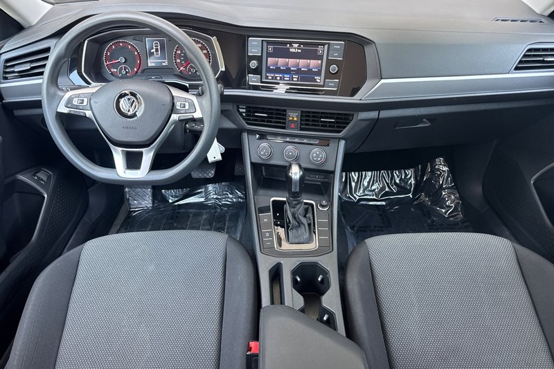 Volkswagen Jetta Vehicle Full-screen Gallery Image 13