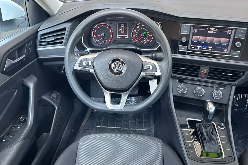 Volkswagen Jetta Vehicle Full-screen Gallery Image 14