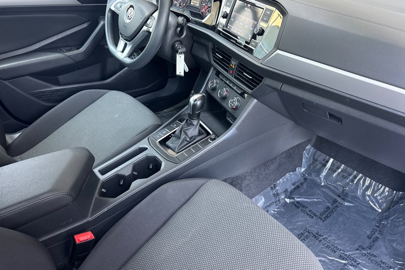 Volkswagen Jetta Vehicle Full-screen Gallery Image 15