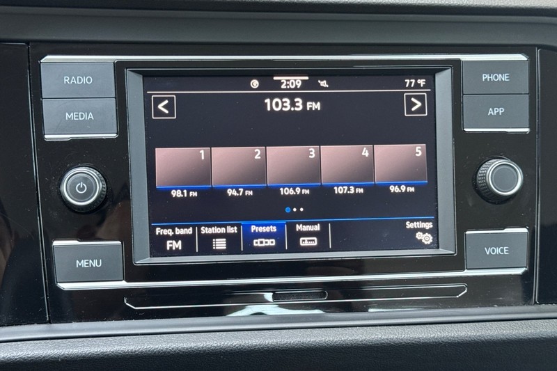 Volkswagen Jetta Vehicle Full-screen Gallery Image 17