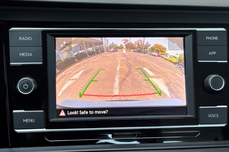 Volkswagen Jetta Vehicle Full-screen Gallery Image 18