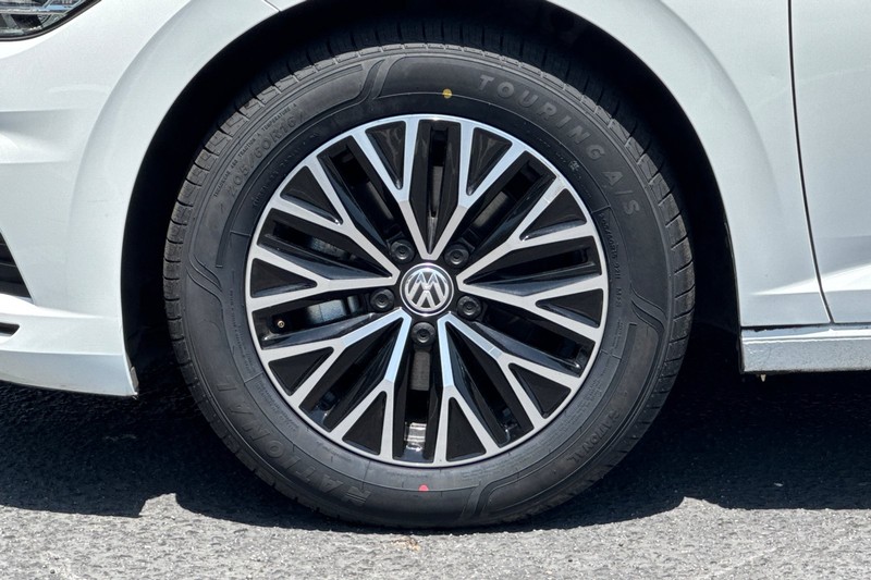 Volkswagen Jetta Vehicle Full-screen Gallery Image 24