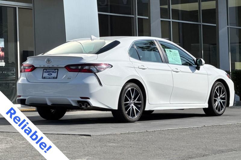 Toyota Camry Vehicle Full-screen Gallery Image 04