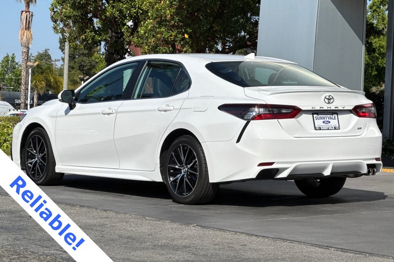 Toyota Camry Vehicle Full-screen Gallery Image 06