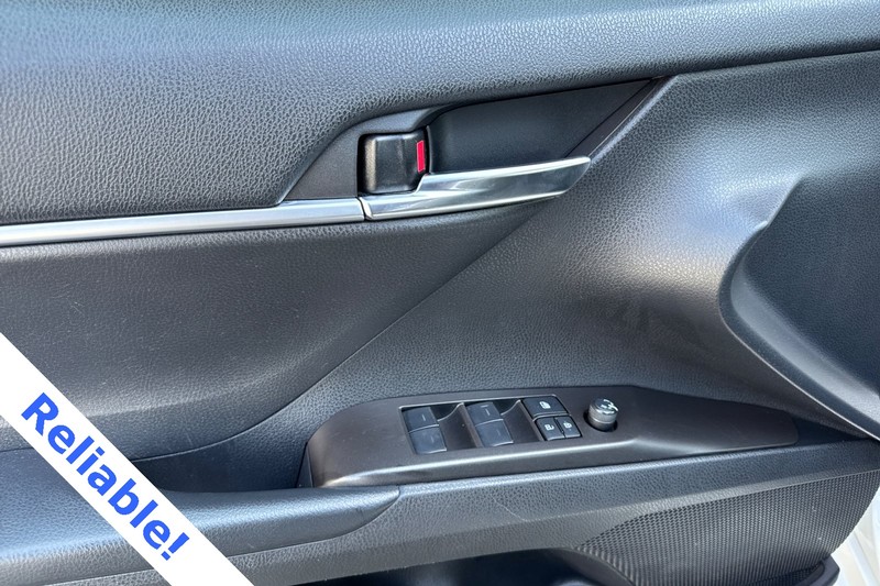 Toyota Camry Vehicle Full-screen Gallery Image 11
