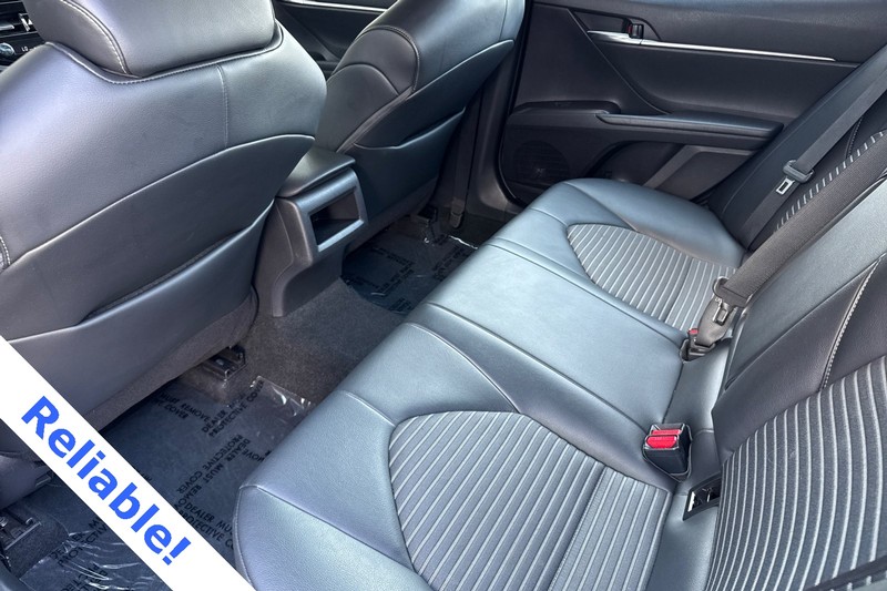 Toyota Camry Vehicle Full-screen Gallery Image 12