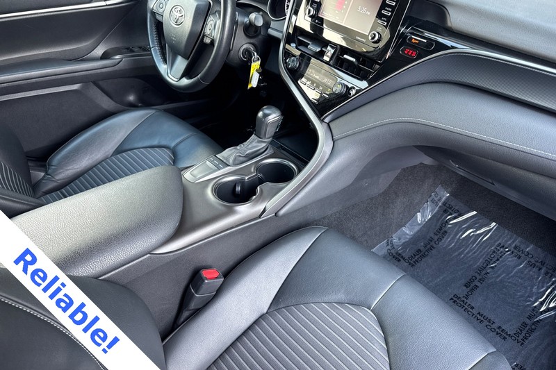 Toyota Camry Vehicle Full-screen Gallery Image 15