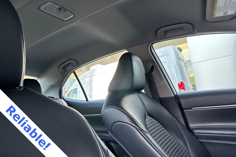 Toyota Camry Vehicle Full-screen Gallery Image 16