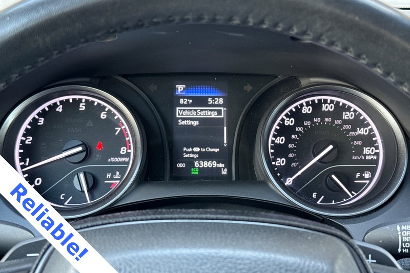 Toyota Camry Vehicle Full-screen Gallery Image 22