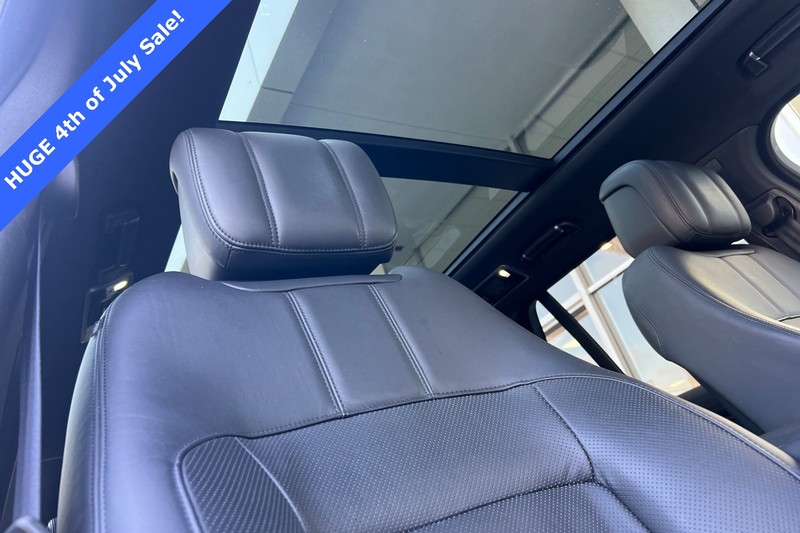 Land Rover Range Rover Vehicle Full-screen Gallery Image 17