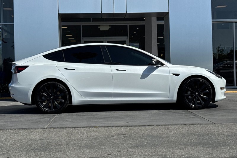 Tesla Model 3 Vehicle Full-screen Gallery Image 03