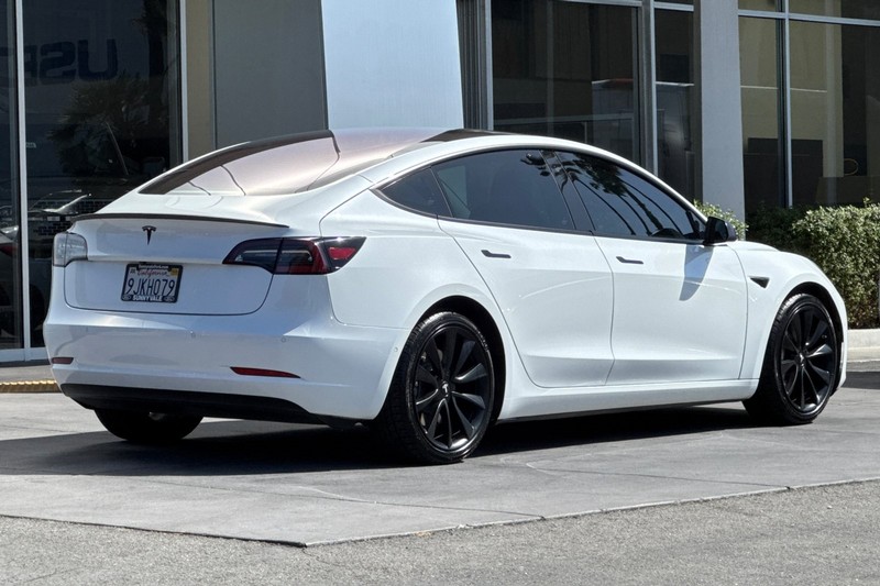 Tesla Model 3 Vehicle Full-screen Gallery Image 04