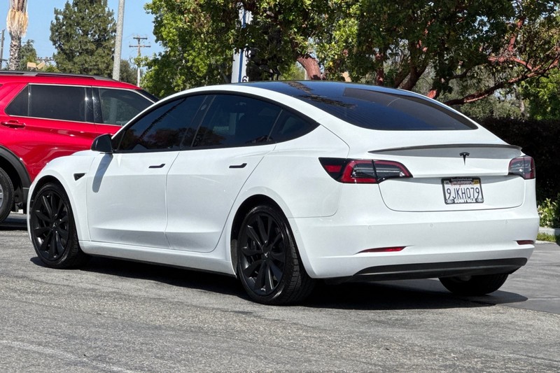 Tesla Model 3 Vehicle Full-screen Gallery Image 06