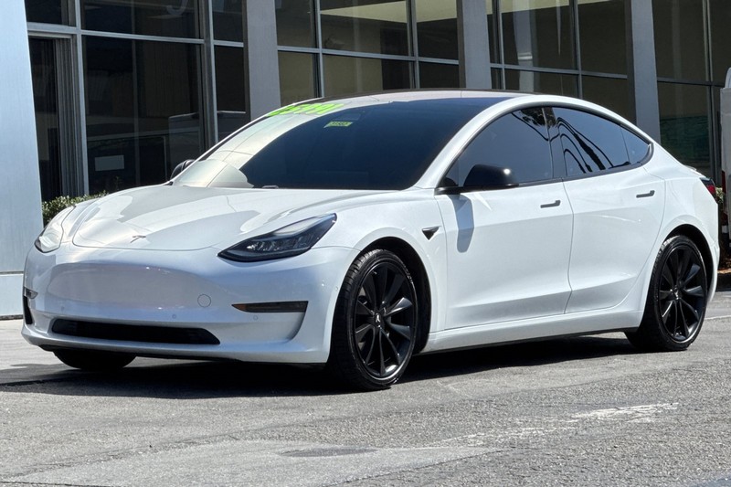 Tesla Model 3 Vehicle Full-screen Gallery Image 08