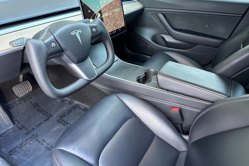 Tesla Model 3 Vehicle Full-screen Gallery Image 10