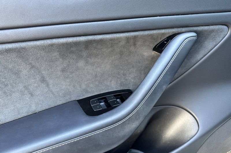 Tesla Model 3 Vehicle Full-screen Gallery Image 11
