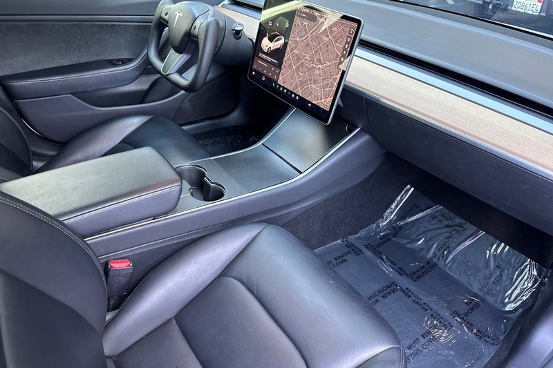 Tesla Model 3 Vehicle Full-screen Gallery Image 15