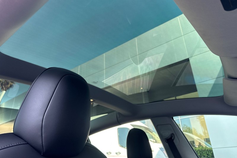 Tesla Model 3 Vehicle Full-screen Gallery Image 16