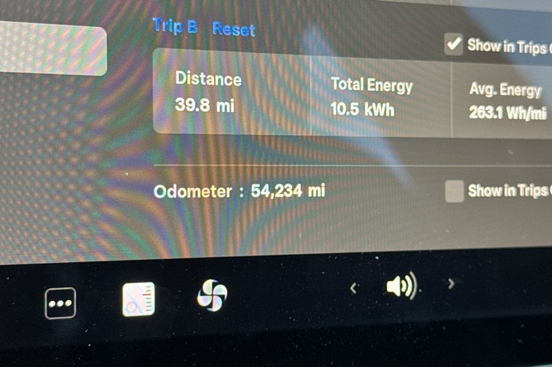 Tesla Model 3 Vehicle Full-screen Gallery Image 24