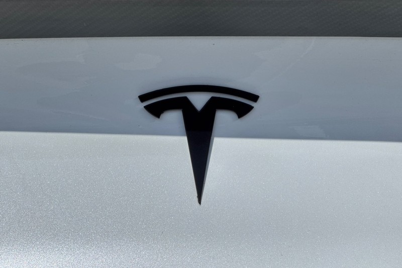 Tesla Model 3 Vehicle Full-screen Gallery Image 26