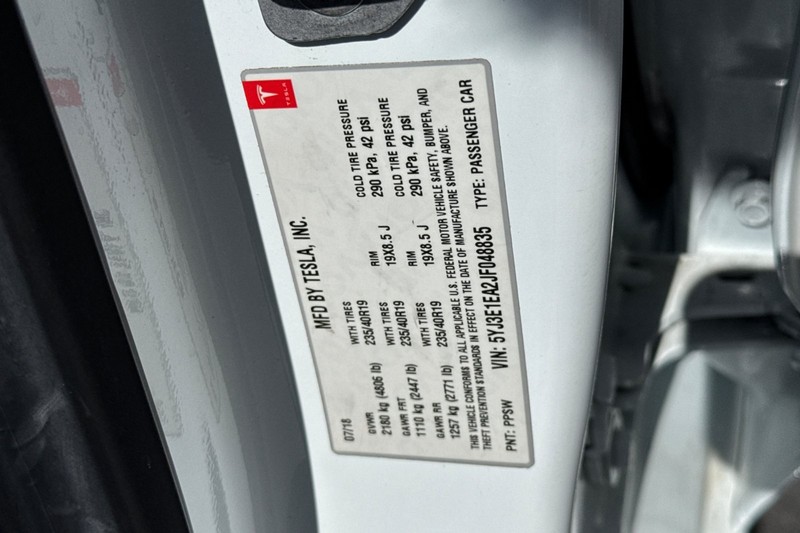 Tesla Model 3 Vehicle Full-screen Gallery Image 28