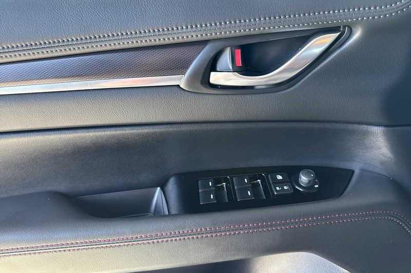 Mazda CX-5 Vehicle Full-screen Gallery Image 11