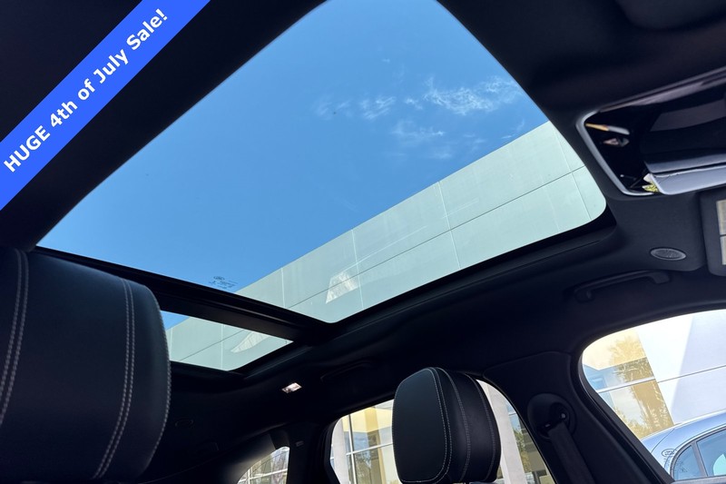 Land Rover Range Rover Velar Vehicle Full-screen Gallery Image 17