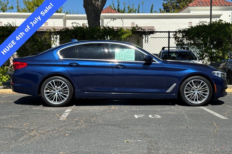 BMW 5 Series Vehicle Full-screen Gallery Image 03