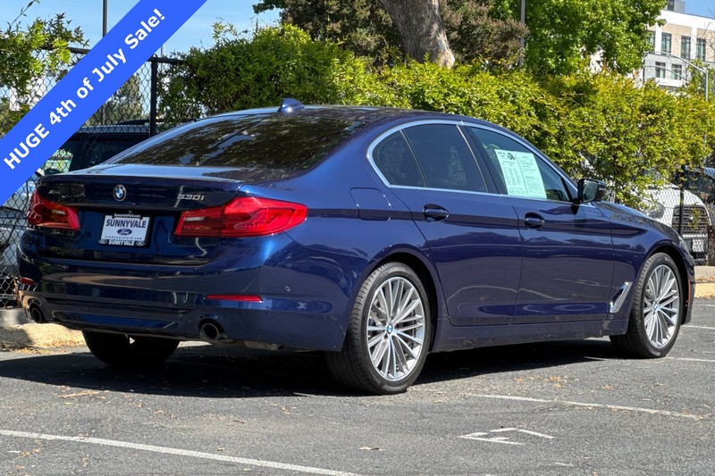 BMW 5 Series Vehicle Full-screen Gallery Image 04