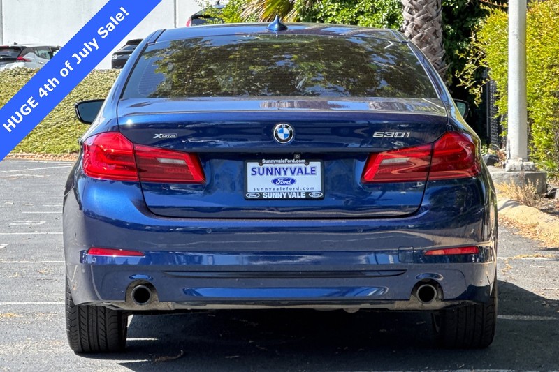BMW 5 Series Vehicle Full-screen Gallery Image 05