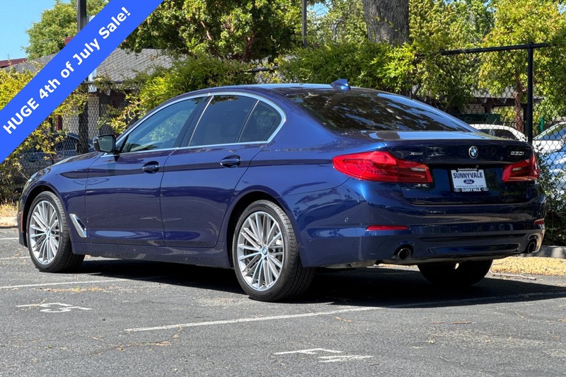 BMW 5 Series Vehicle Full-screen Gallery Image 06