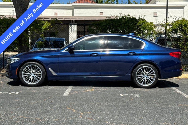 BMW 5 Series Vehicle Full-screen Gallery Image 07