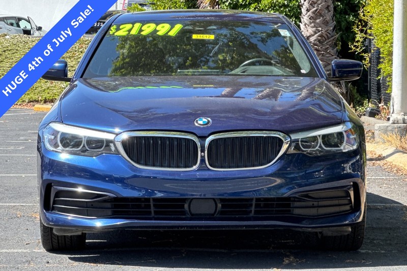 BMW 5 Series Vehicle Full-screen Gallery Image 09