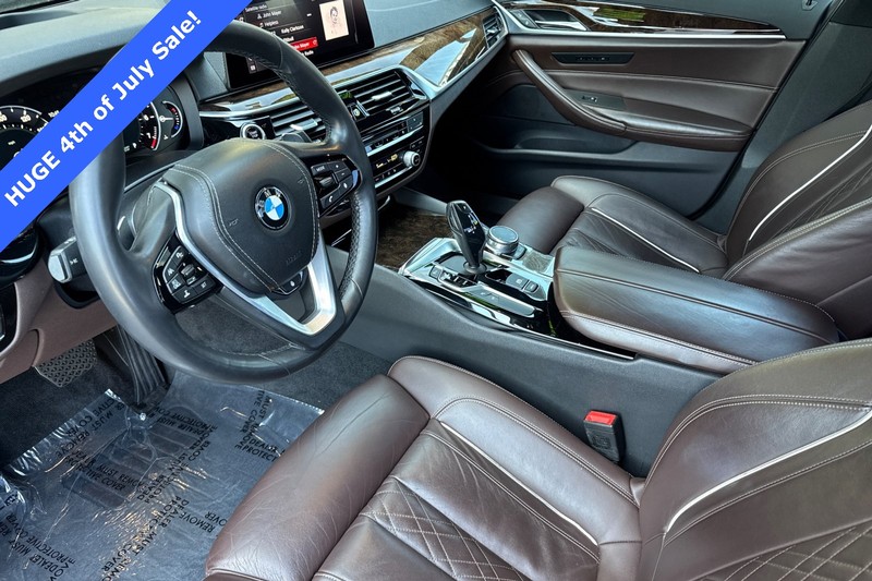 BMW 5 Series Vehicle Full-screen Gallery Image 10