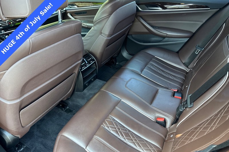 BMW 5 Series Vehicle Full-screen Gallery Image 12
