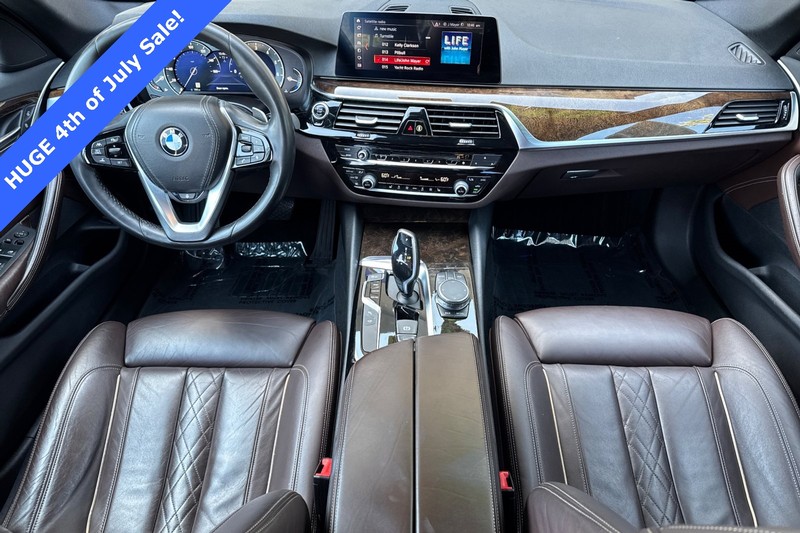 BMW 5 Series Vehicle Full-screen Gallery Image 13