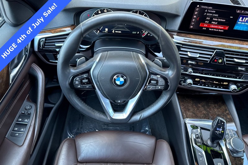 BMW 5 Series Vehicle Full-screen Gallery Image 14