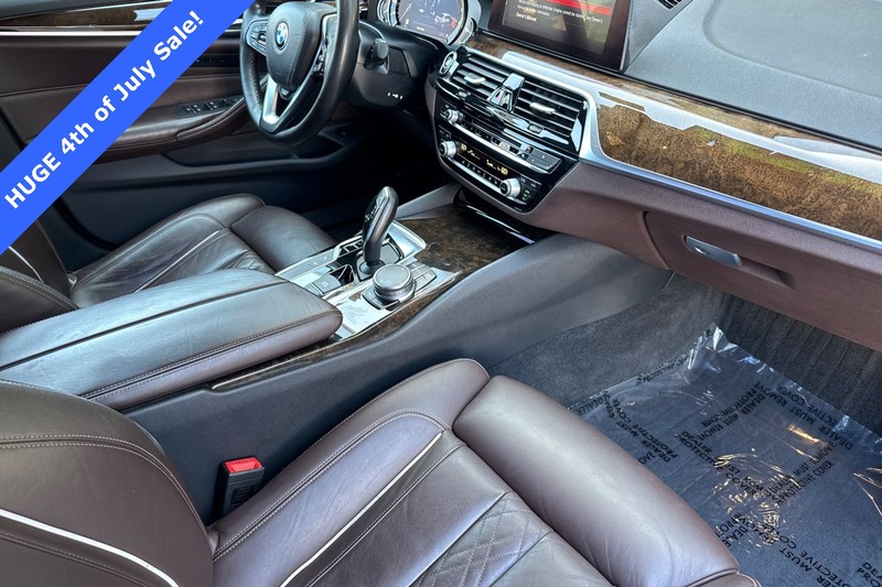 BMW 5 Series Vehicle Full-screen Gallery Image 15