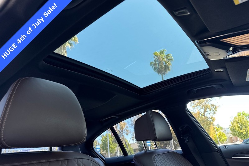 BMW 5 Series Vehicle Full-screen Gallery Image 16