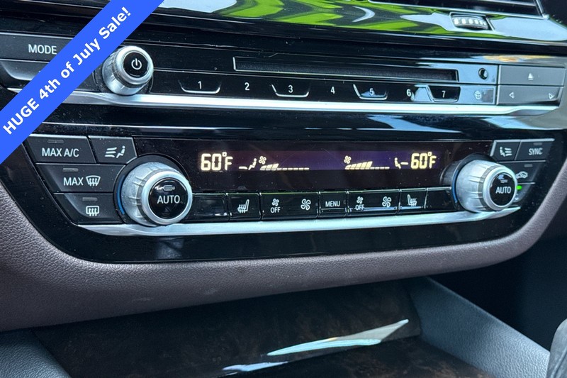 BMW 5 Series Vehicle Full-screen Gallery Image 20