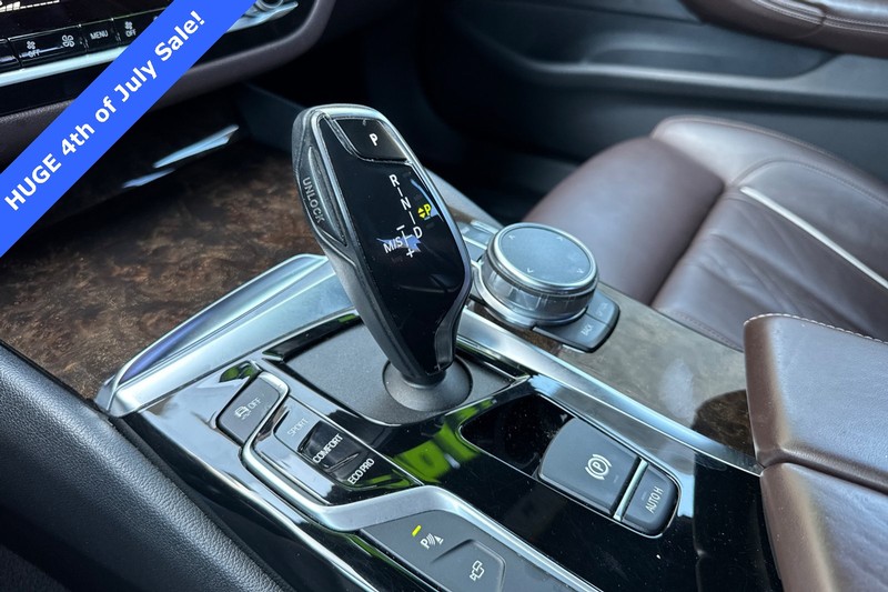 BMW 5 Series Vehicle Full-screen Gallery Image 21