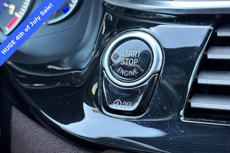 BMW 5 Series Vehicle Full-screen Gallery Image 22