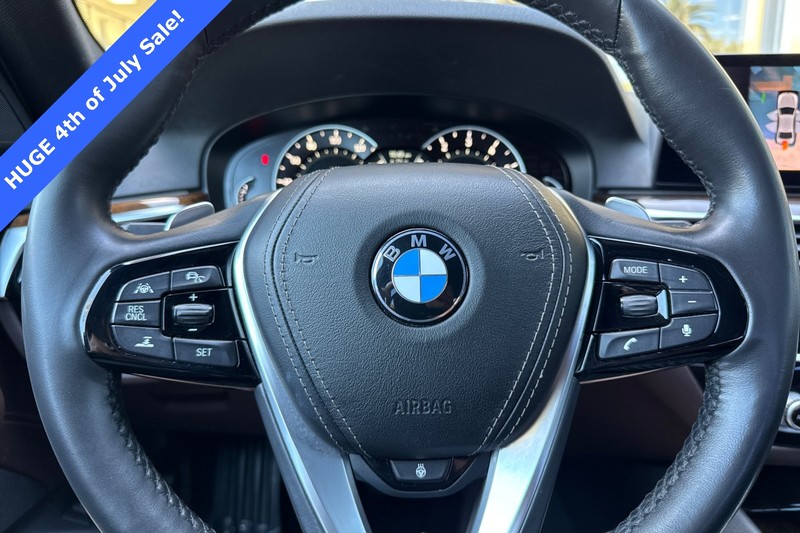 BMW 5 Series Vehicle Full-screen Gallery Image 23