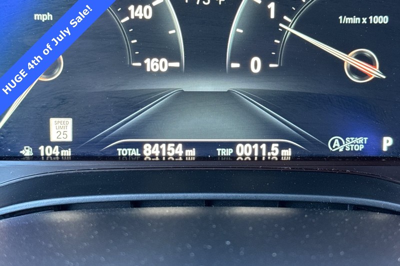 BMW 5 Series Vehicle Full-screen Gallery Image 25