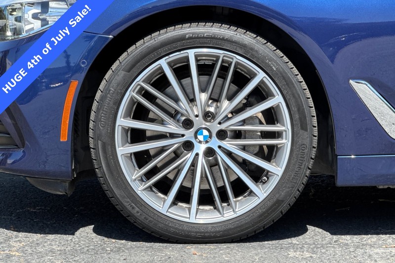 BMW 5 Series Vehicle Full-screen Gallery Image 26