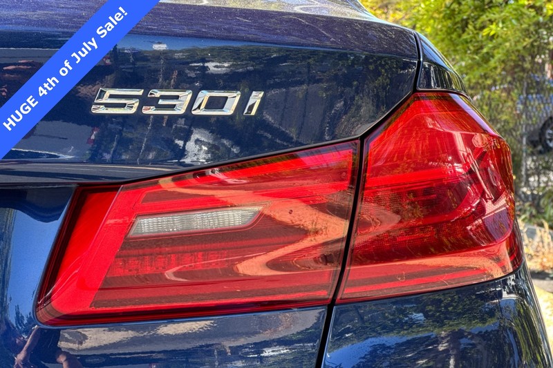 BMW 5 Series Vehicle Full-screen Gallery Image 27