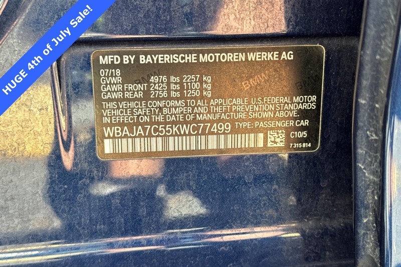 BMW 5 Series Vehicle Full-screen Gallery Image 28