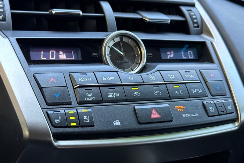 Lexus NX Vehicle Full-screen Gallery Image 21