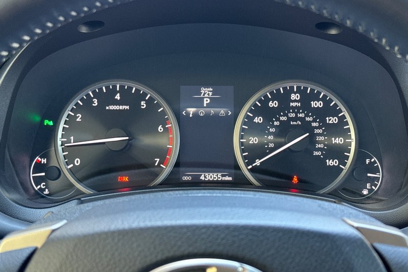 Lexus NX Vehicle Full-screen Gallery Image 25